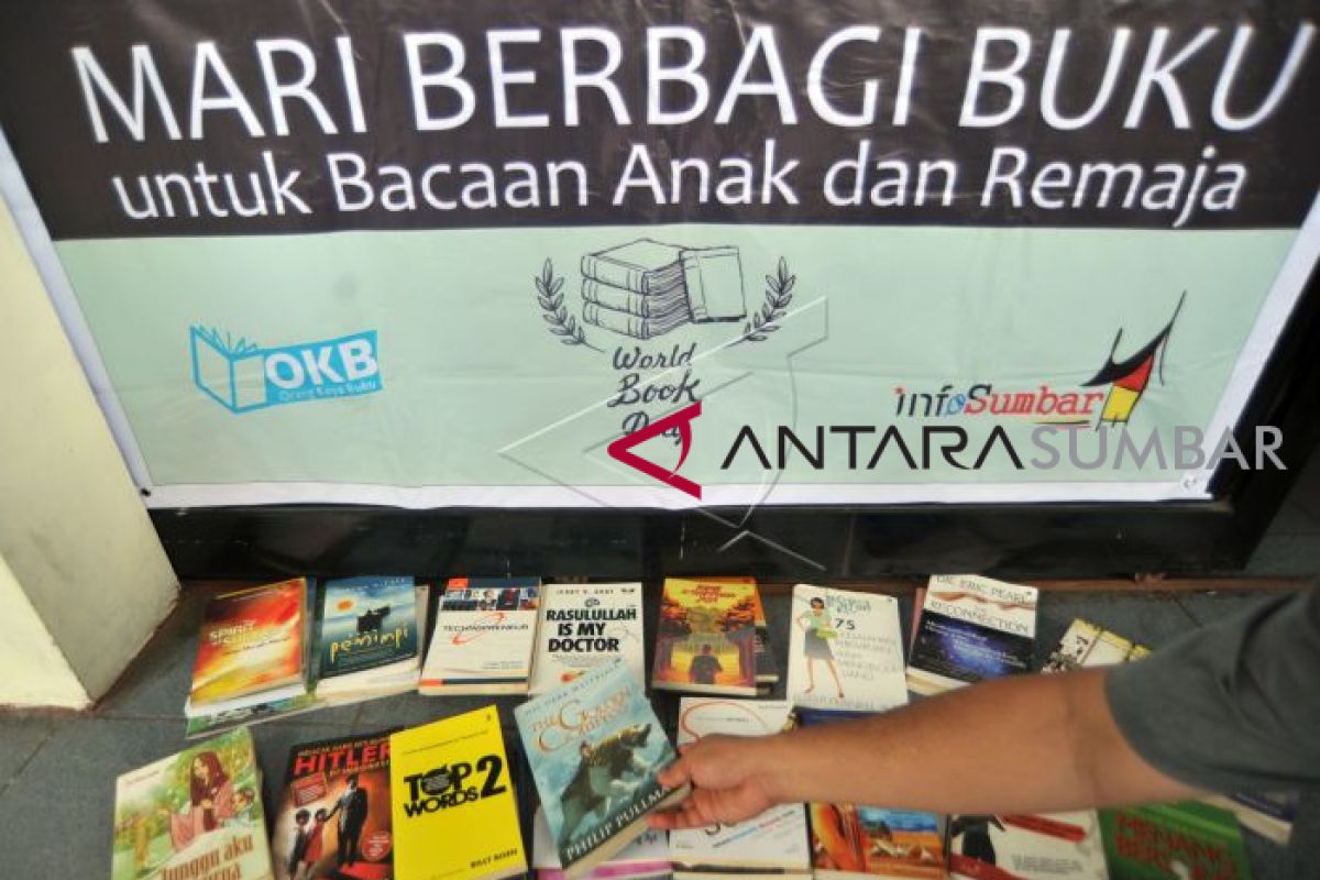 PT PLN Sumatera Utara bantu buku-buku untuk taman bacaan SMA