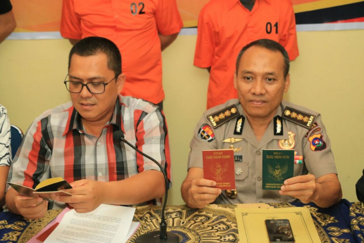 Berawal dari laporan seorang ibu suaminya menikah lagi, Polda Sumbar tangkap pelaku pemalsuan buku nikah