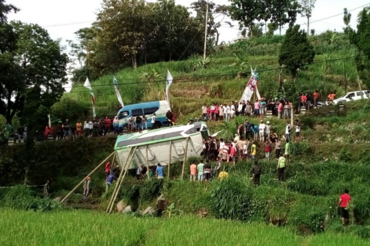 Bus Terguling di Magetan Akibatkan Tiga Tewas