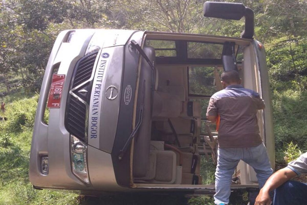 Bus IPB terguling di Sukabumi