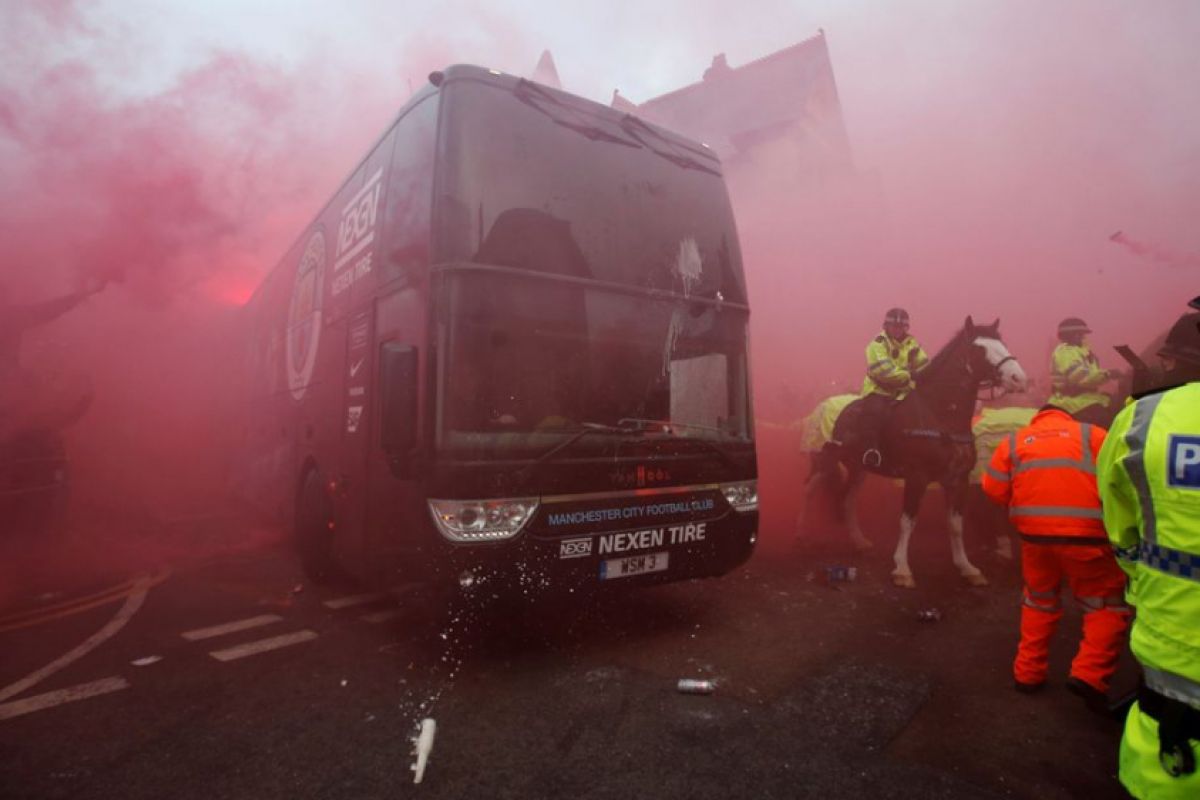 UEFA Denda Liverpool Akibat Insiden Pelemparan Bus