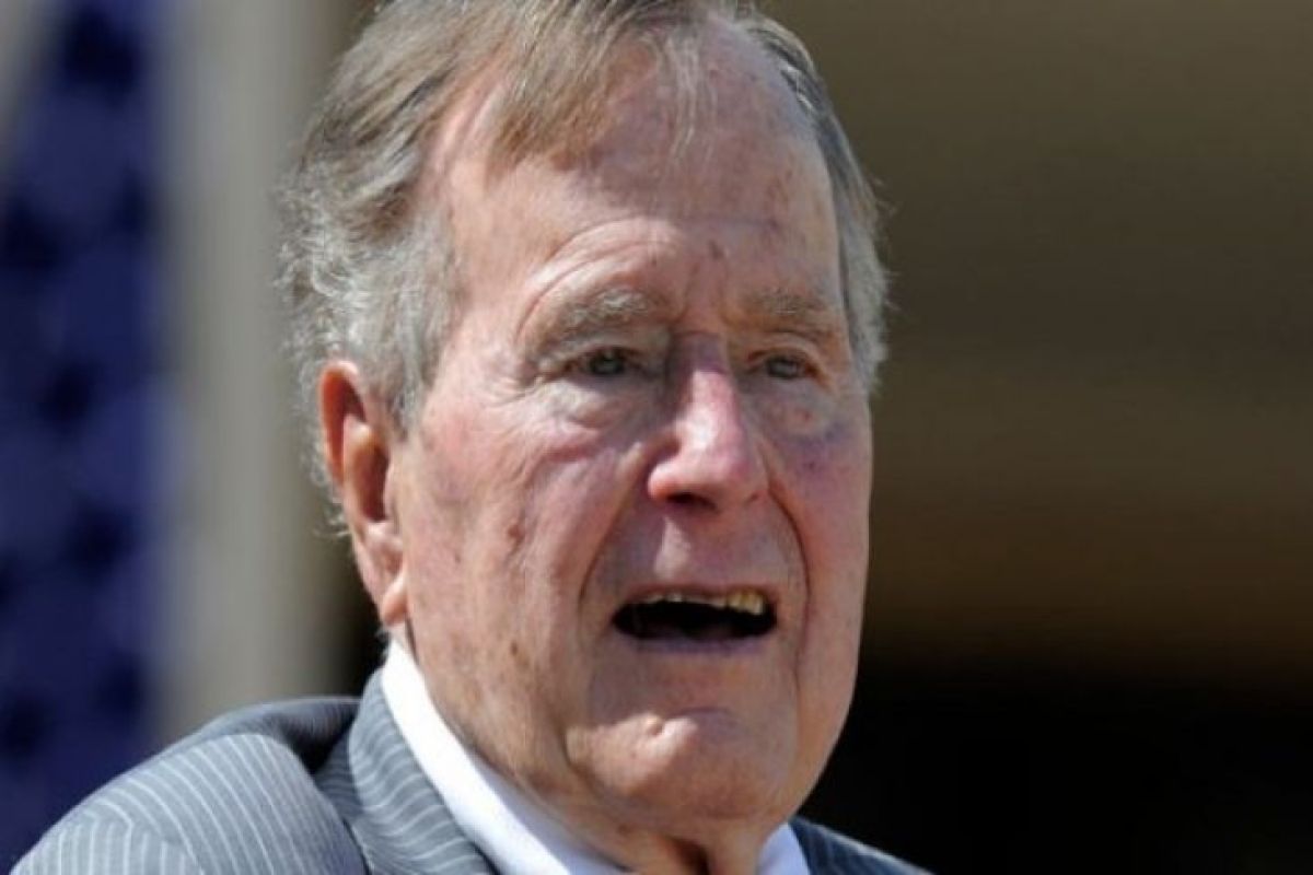 Mantan Presiden AS H.W. Bush dirawat di RS Houston