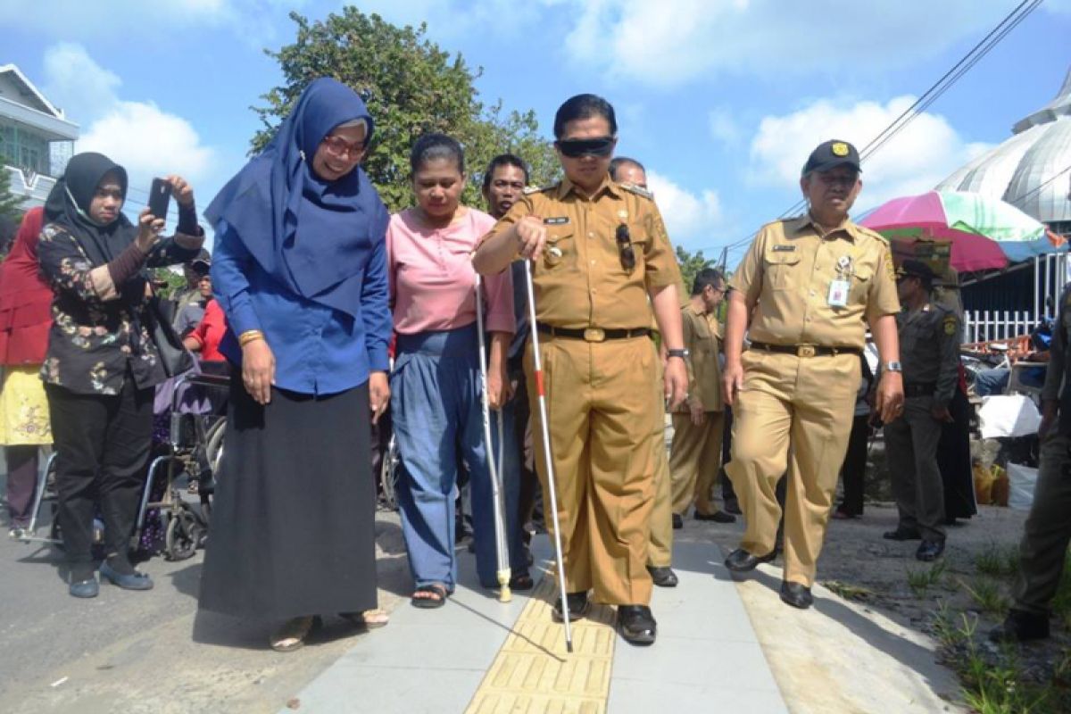 Wali Kota Ujicoba Trotoar Jalur Difabel