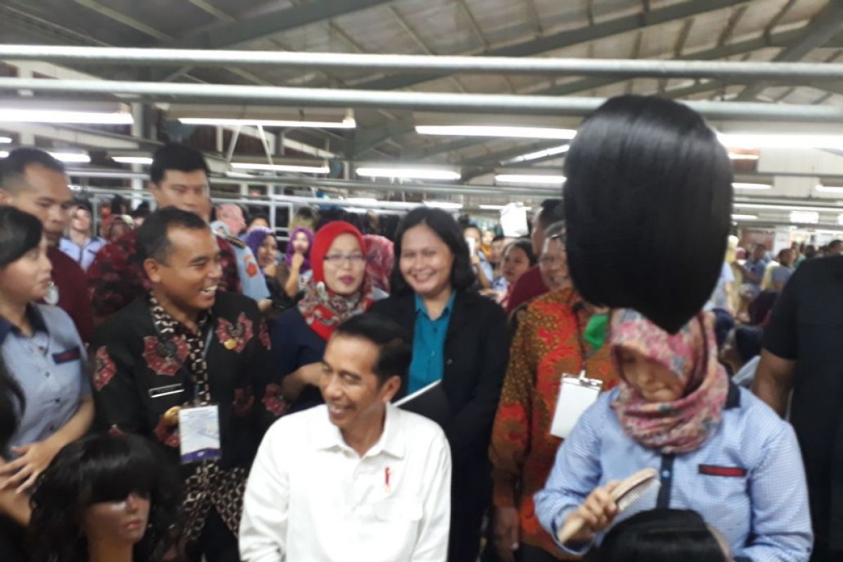 Jokowi visits factory workers in Purbalingga