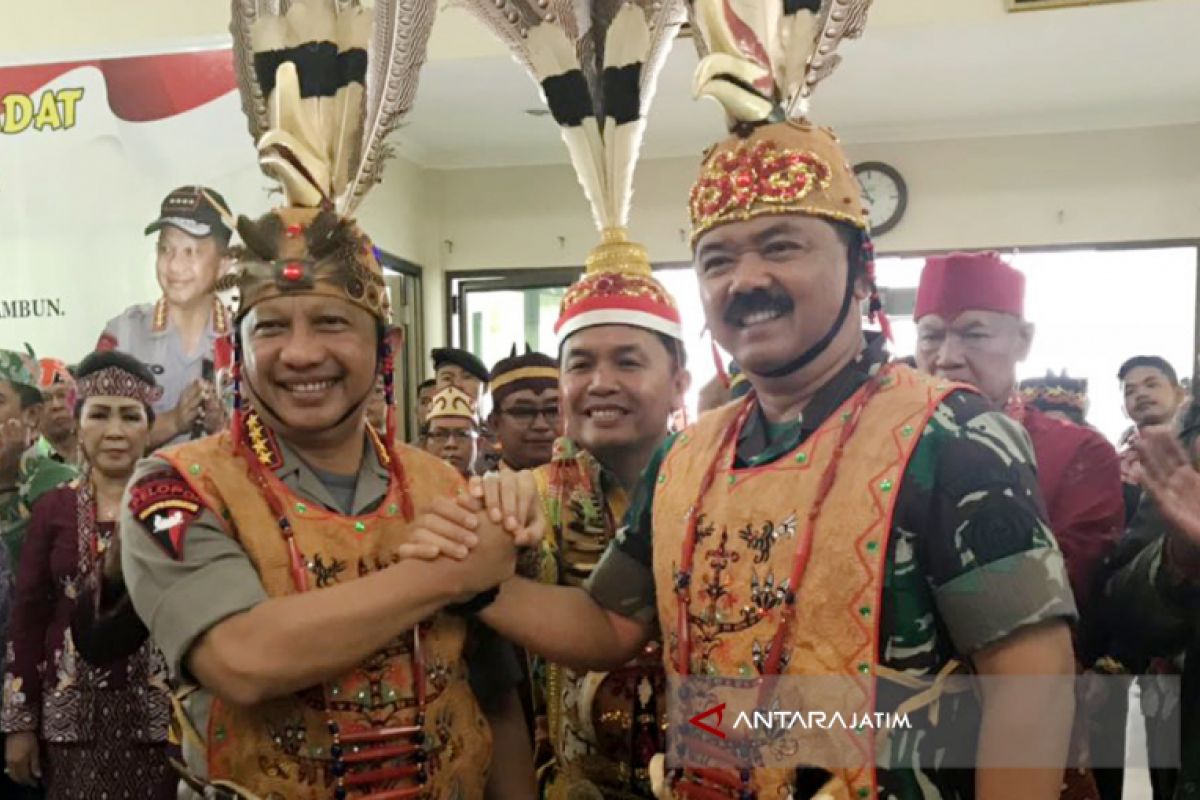 Gelar Kehormatan Dayak Dianugerahkan kepada Panglima TNI-Kapolri