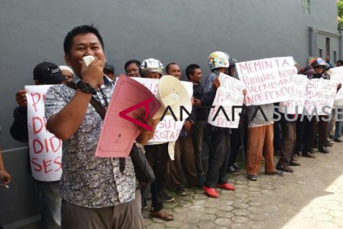Puluhan massa  demo minta DPT Palembang dibatalkan