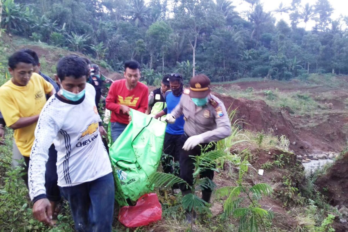 Petugas Evakuasi Kerangka Manusia Korban Longsor Ponorogo