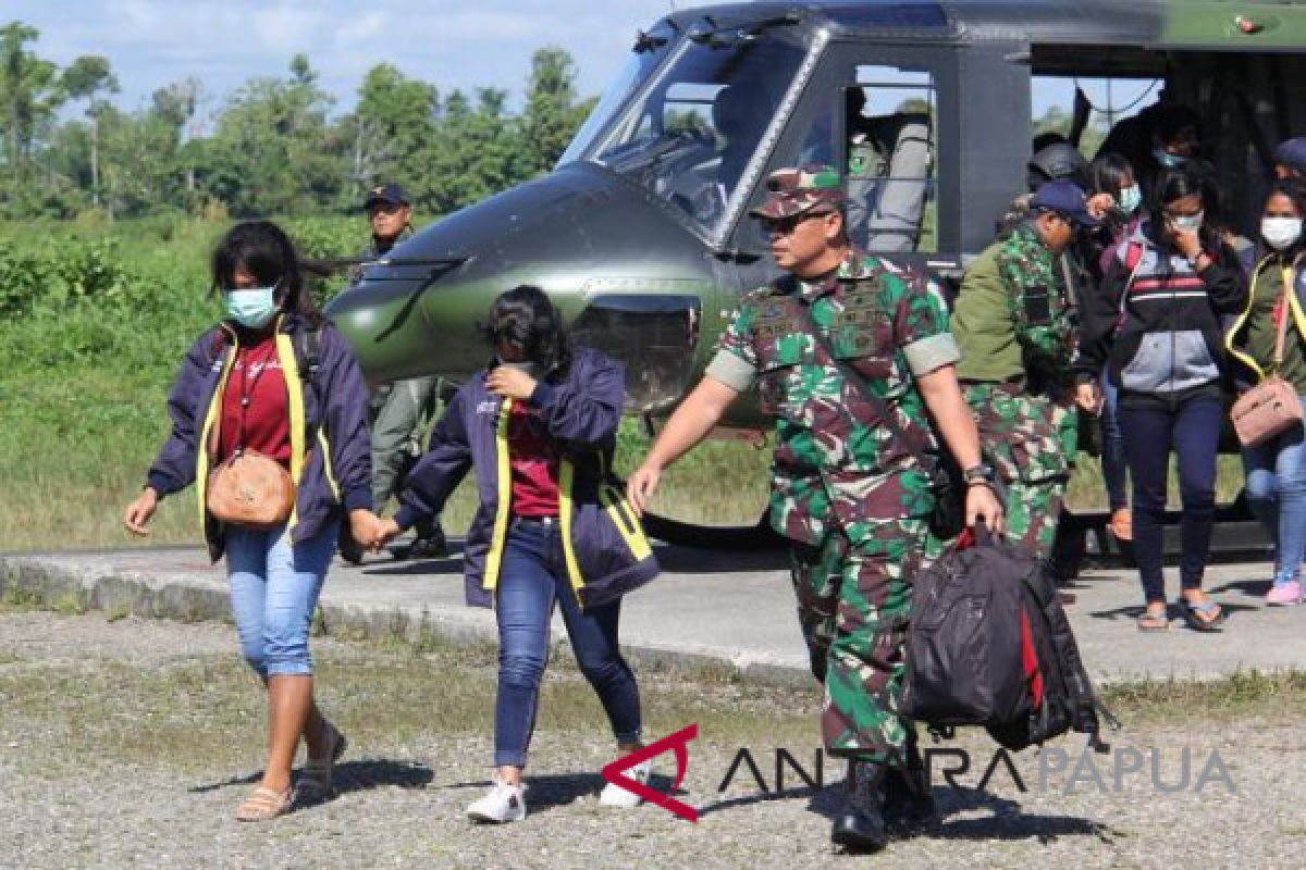 TNI evakuasi 13 guru dari Aroanop
