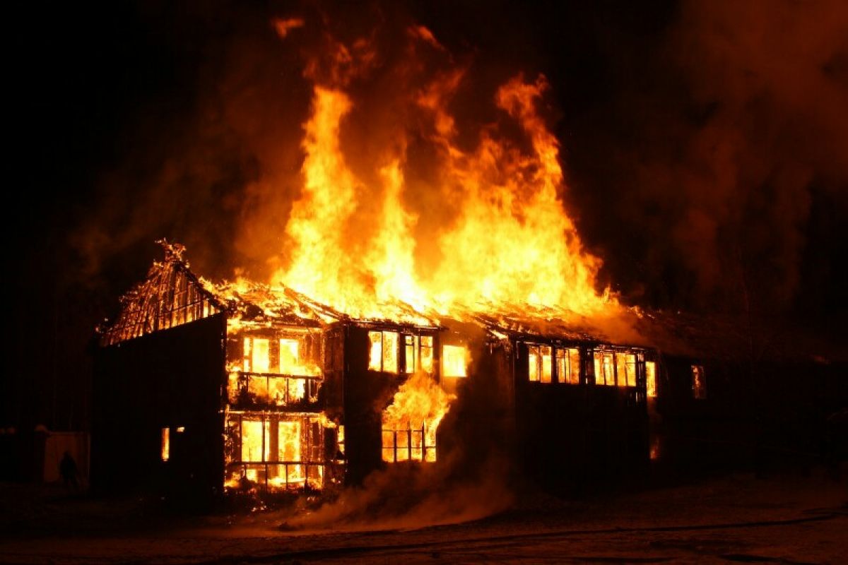 Sedang terlelap, seorang warga hangus terbakar bersama rumahnya