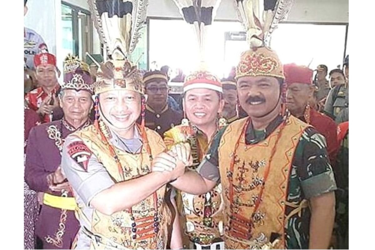 Panglima TNI dan Kapolri disematkan  gelar kehormatan adat Dayak