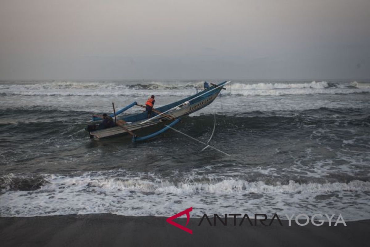 Nelayan Pantai Baron libur melaut karena gelombang tinggi