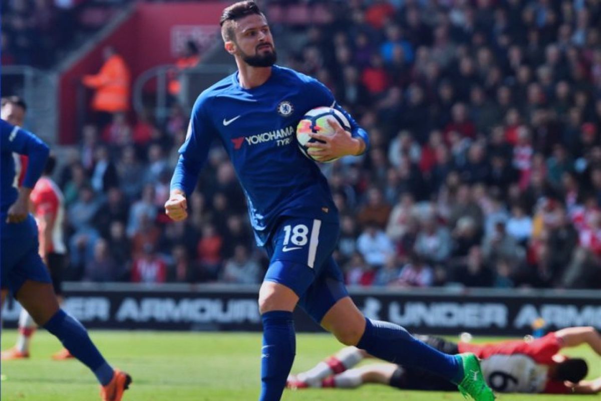 Olivier Giroud tinggalkan lapangan dengan dahi berlumur darah