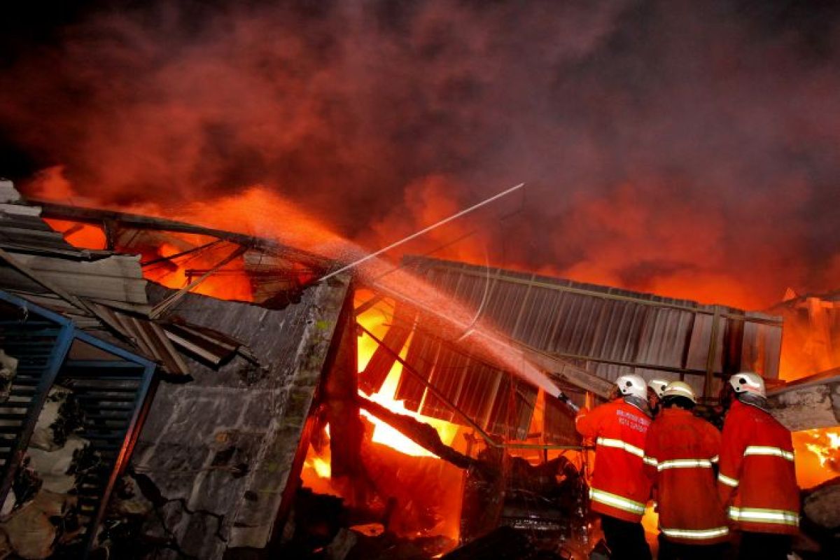 11 ruko di Pasar Selakau terbakar