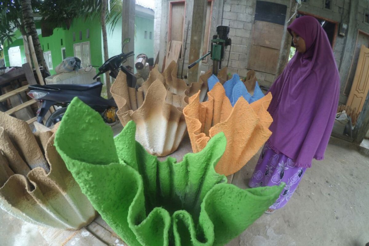 Warga Bonebol Ubah Handuk Bekas Jadi Pot Bunga Unik