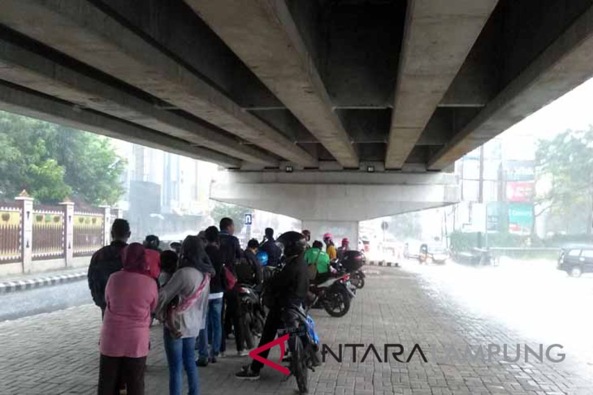 BMKG ingatkan waspadai hujan lebat lokal di Lampung