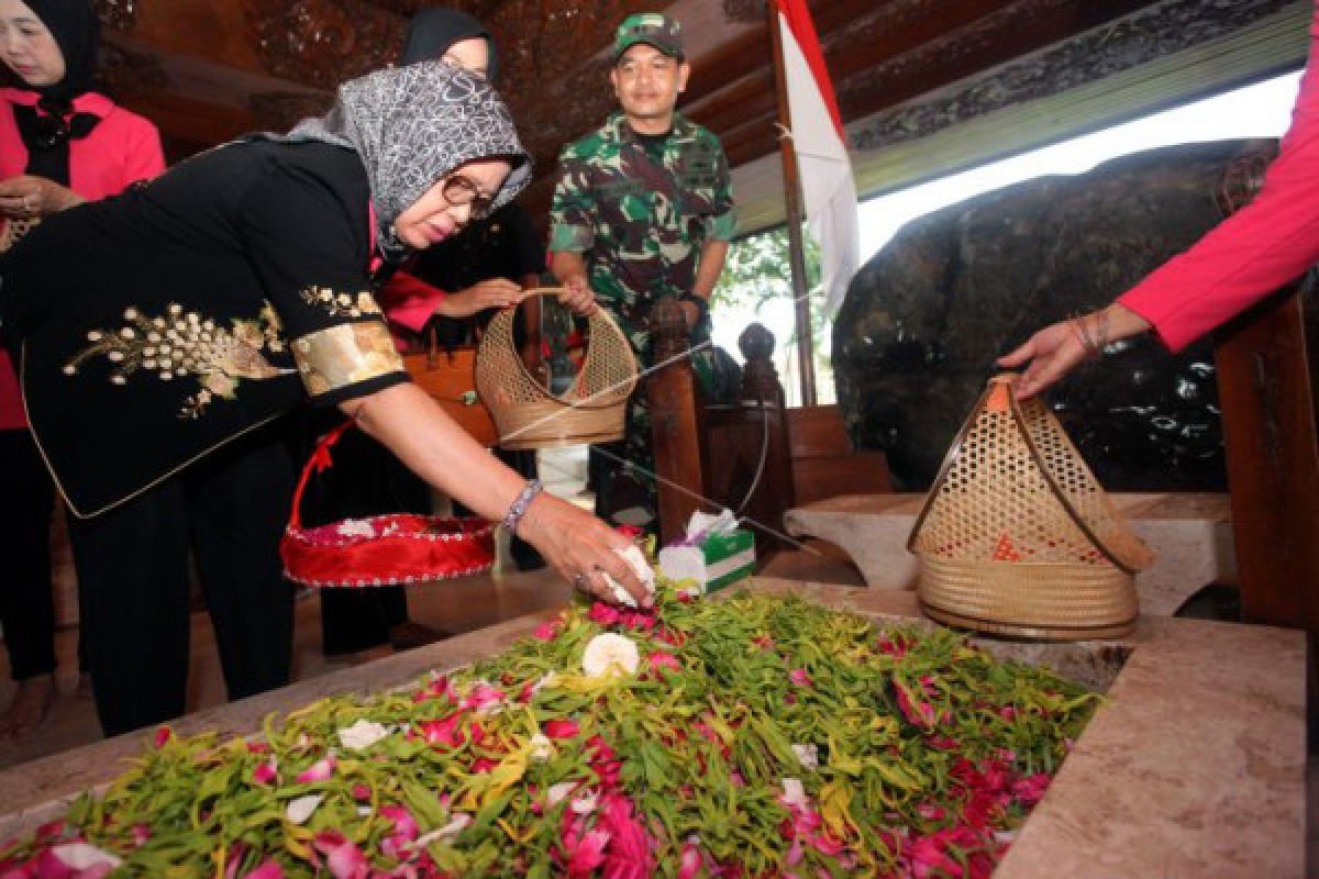 Ibunda Jokowi 'Dolan' ke makam Bung Karno