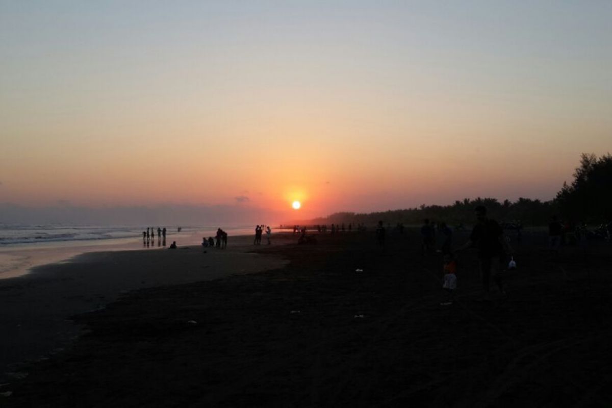 Matahari terbenam di Pantai Cemara Sewu Cilacap