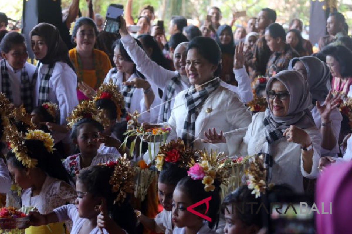 Iriana Jokowi menari bersama anak-anak PAUD Denpasar