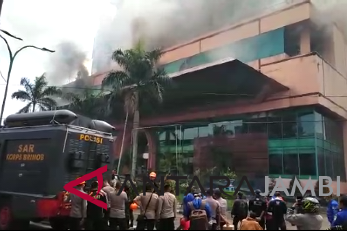 Kebakaran Hotel Novita Jambi, api belum padam