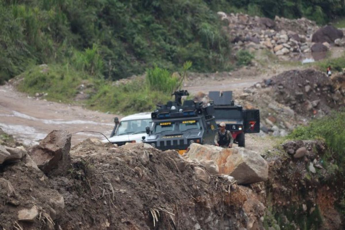 Aparat keamanan perbaiki jalan menuju Banti