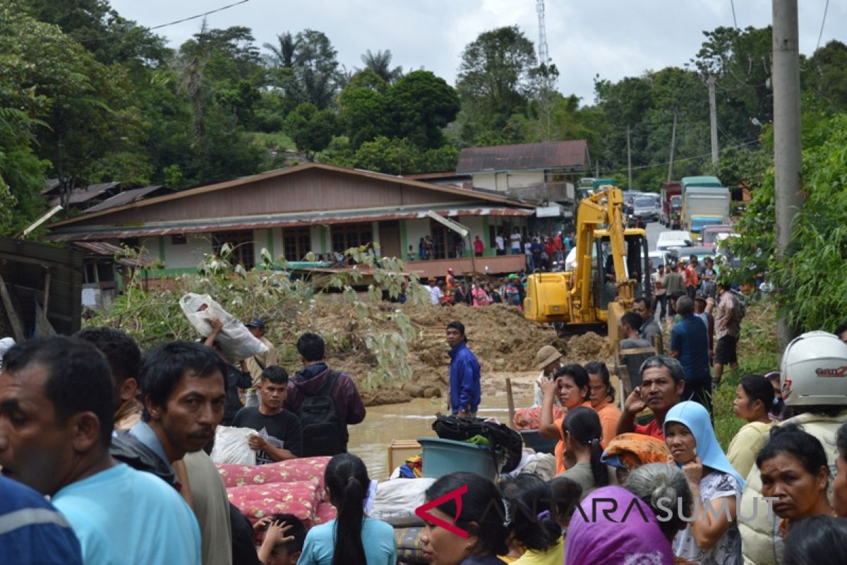 Longsor sempat lumpuhkan arus lintas Tarutung-Sipahutar