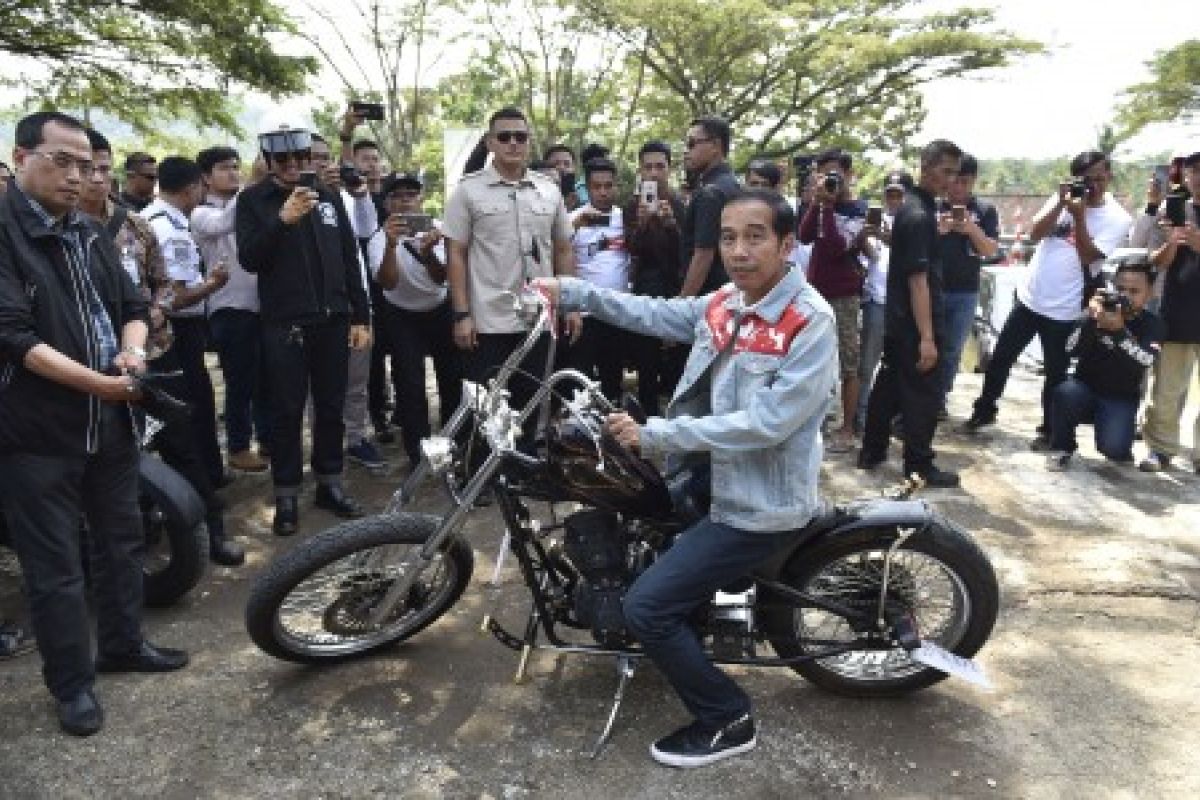 Jokowi "touring" ke Sukabumi bareng klub motor, ini komentarnya