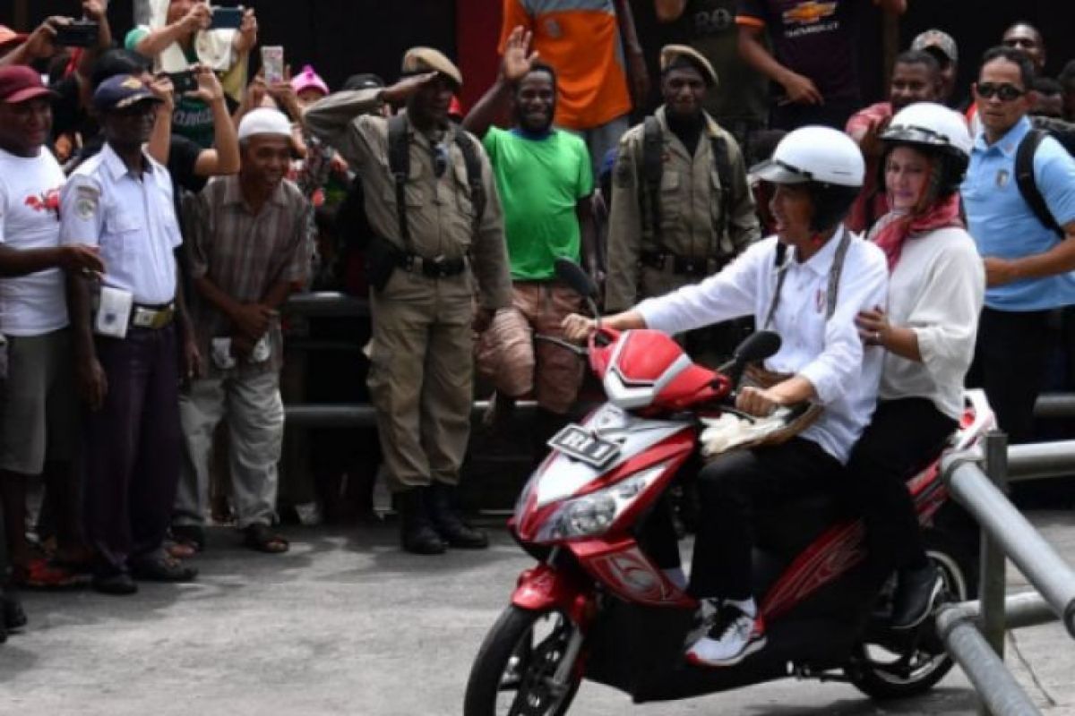 Presiden-Ibu Negara Keliling Asmat naik sepeda motor listrik