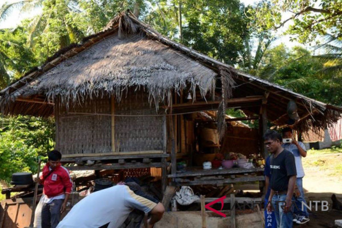 Dua warga miskin dapat bantuan rumah