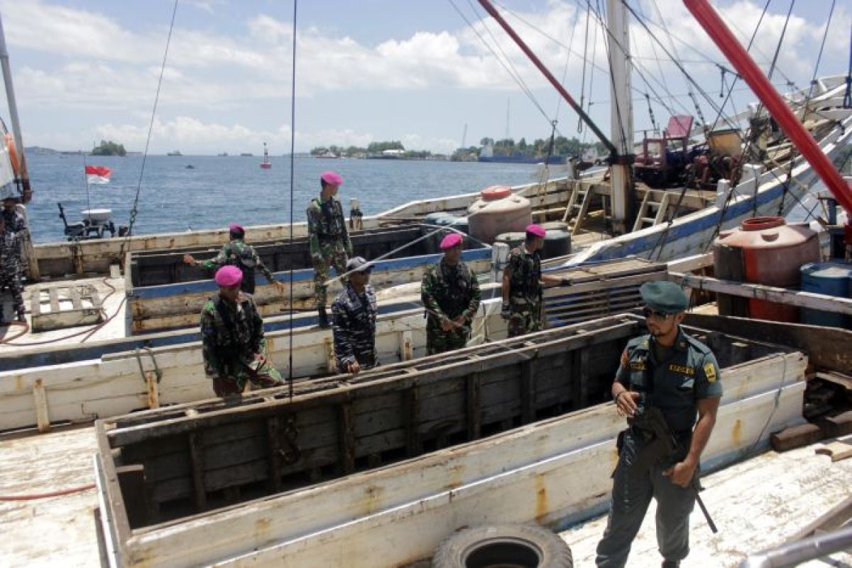 Kapal bermuatan kayu ilegal