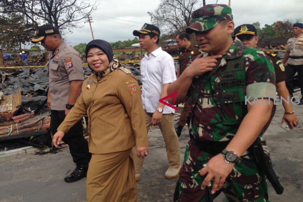 TNI-Polri ikut membantu membangun sembilan rumah yang terbakar di Kobar
