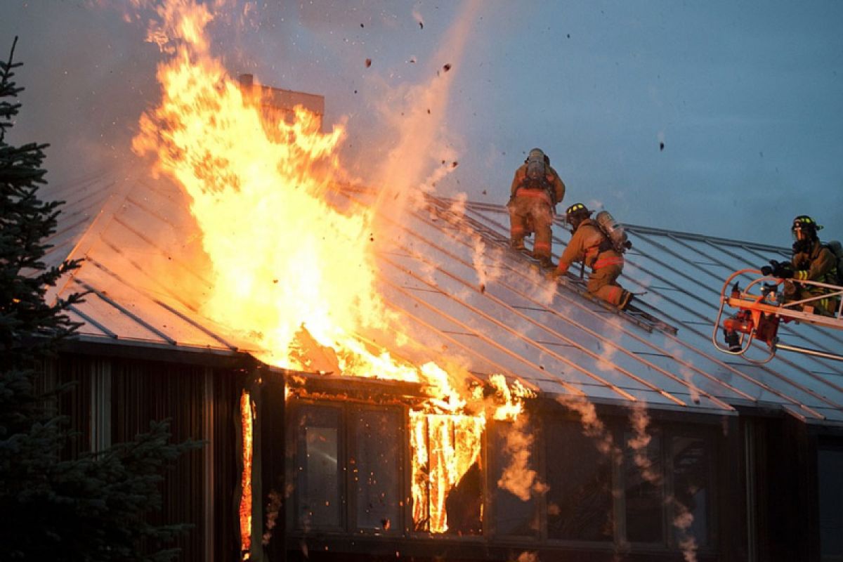 Dua ruko terbakar di Semitau