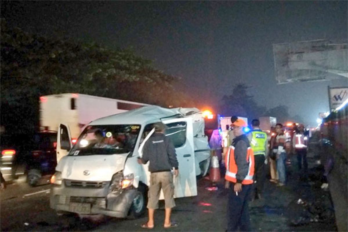 Kecelakaan dua kendaraan di Tol Bekasi Timur