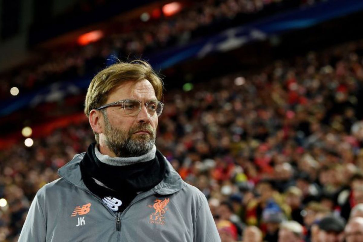 Juergen Klopp tertunduk lesu saat Liverpool ditekuk Red Star Belgrade