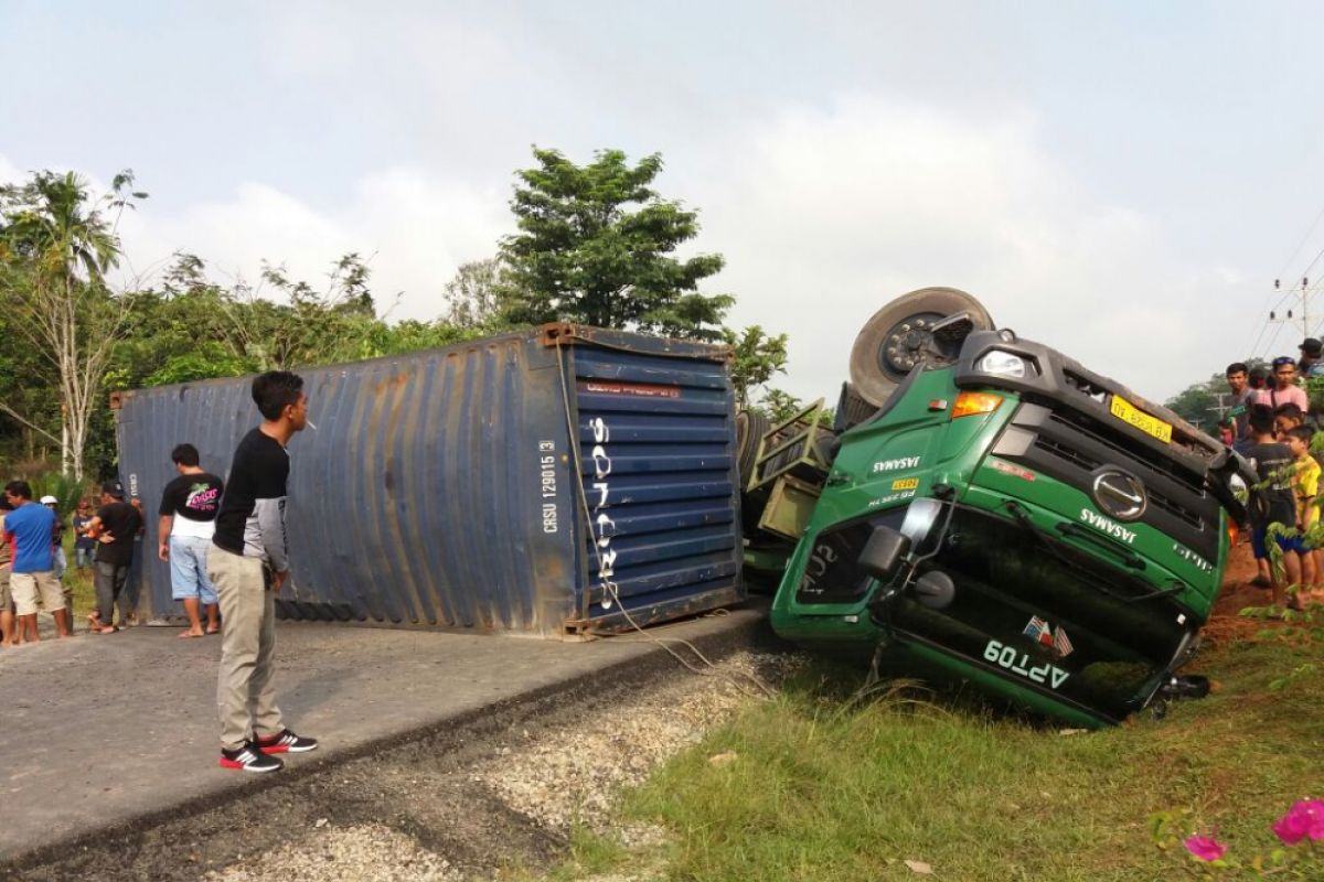 Kontainer terguling, jalur ke Sanggau terhalang