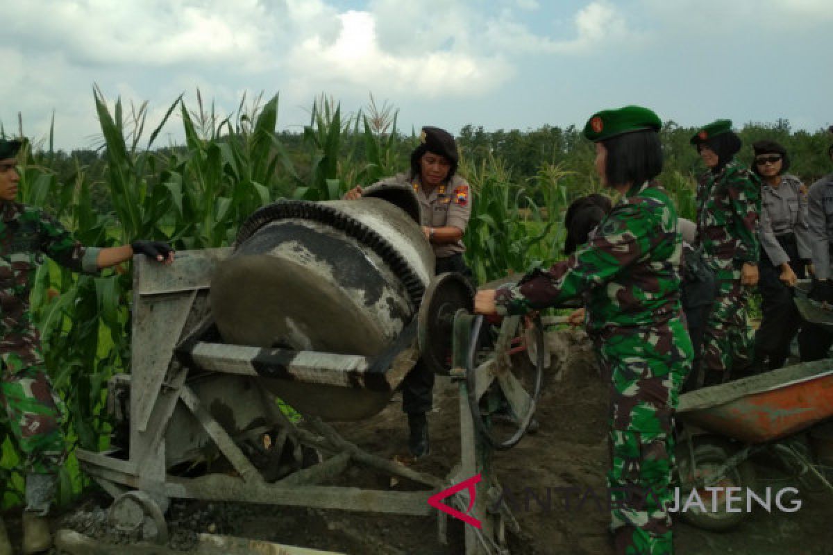 Kowad dan Polwan Pati bantu pengecoran jalan (VIDEO)