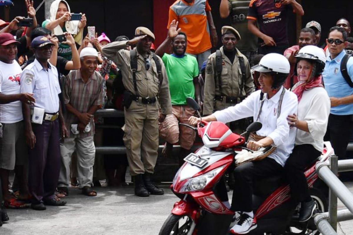 Keliling Asmat Presiden-Ibu Negara Naik Sepeda Motor Listrik (Video)
