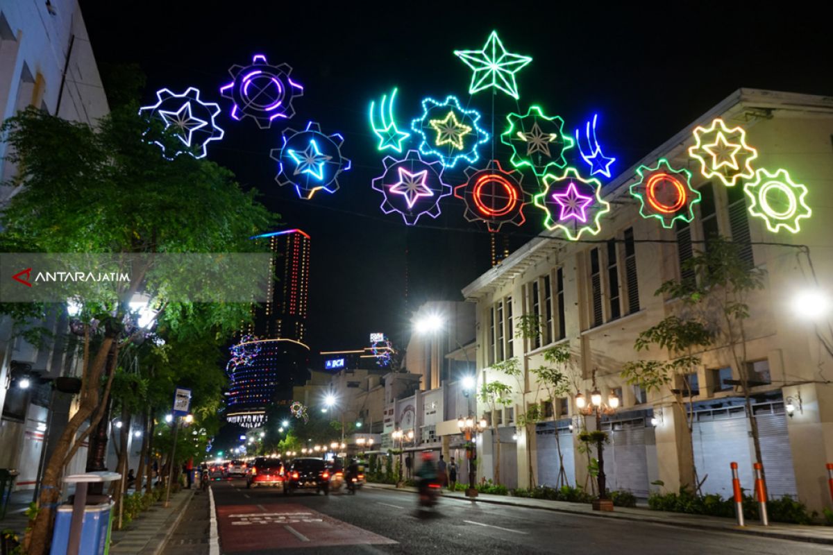 Ratusan Lampion Hiasi Tengah Kota Surabaya Jelang HJKS