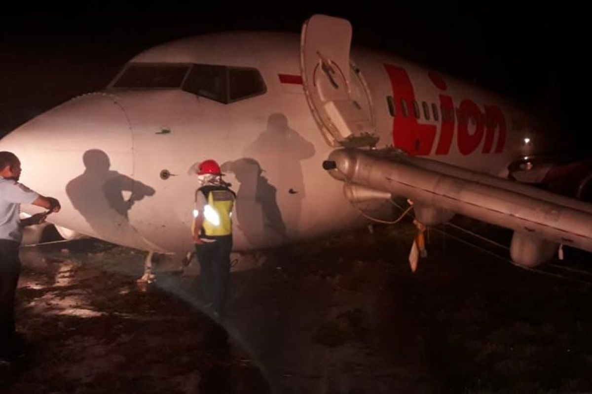 Pesawat Lion tergelincir, 174 penumpang dan kru sudah dievakuasi (video)