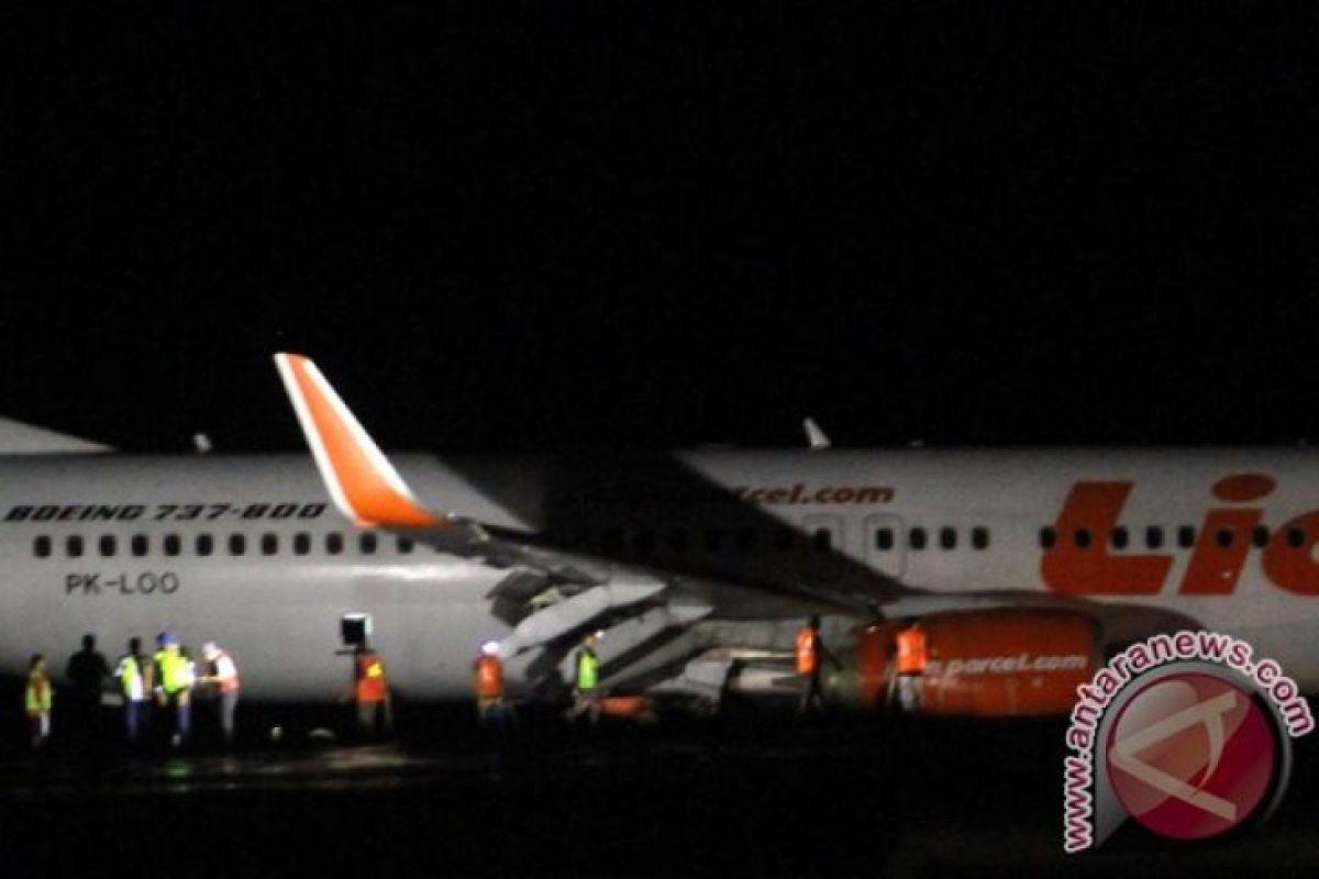 Sayap Lion Air rute Bengkulu-Jakarta senggol lampu bandara