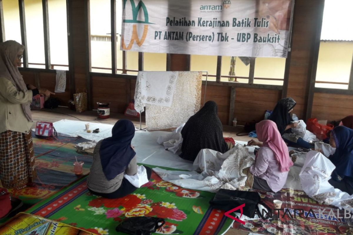 Antam latih ibu-ibu Tayan batik tulis