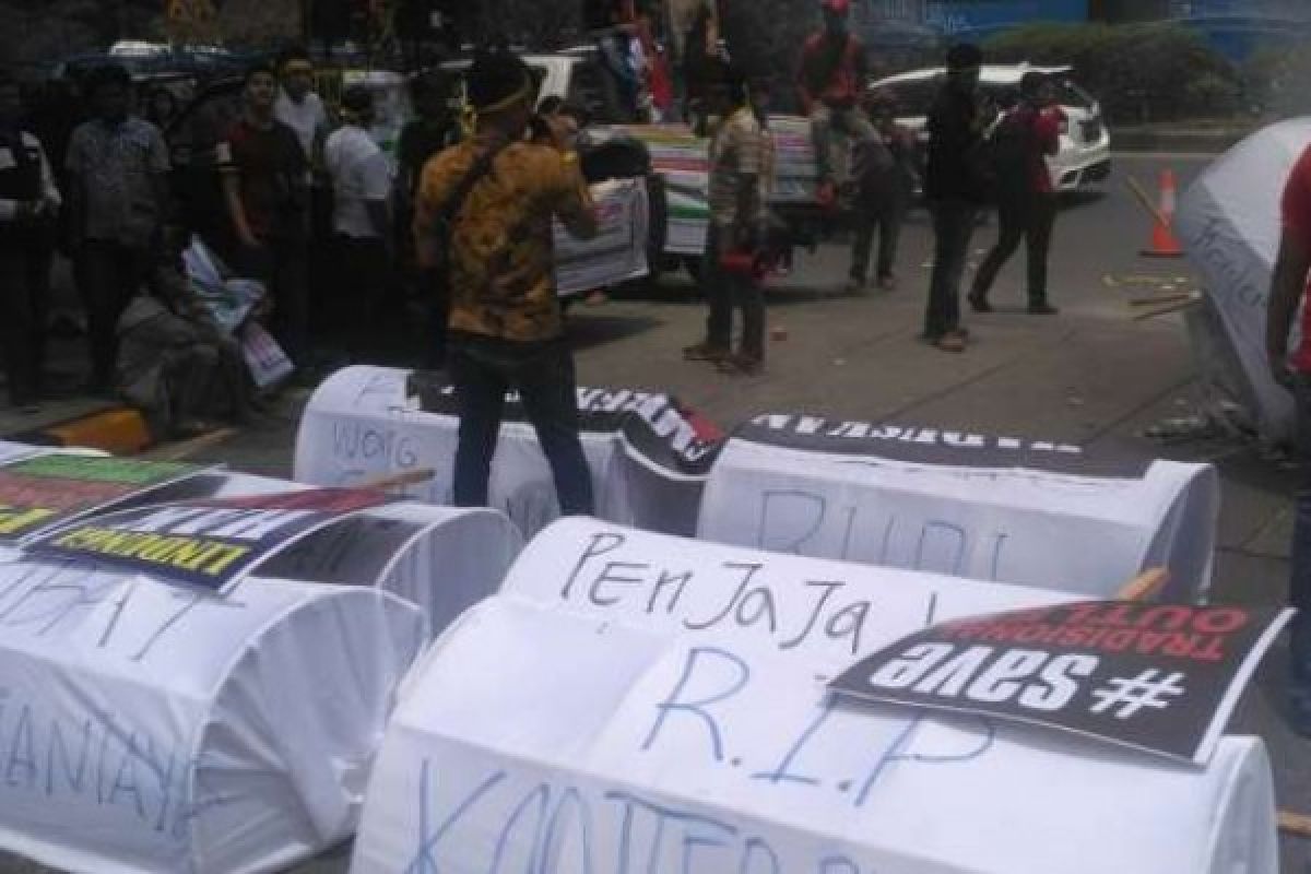 Merasa Dirugikan Aturan Pembatasan 1 NIK 3 Kartu, Ratusan Pengusaha Konter Demo ke DPRD Riau