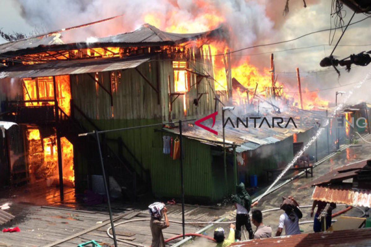 Mess Karyawan PT Korindo Diamuk si 'jago merah', 9 rumah warga ikut terbakar