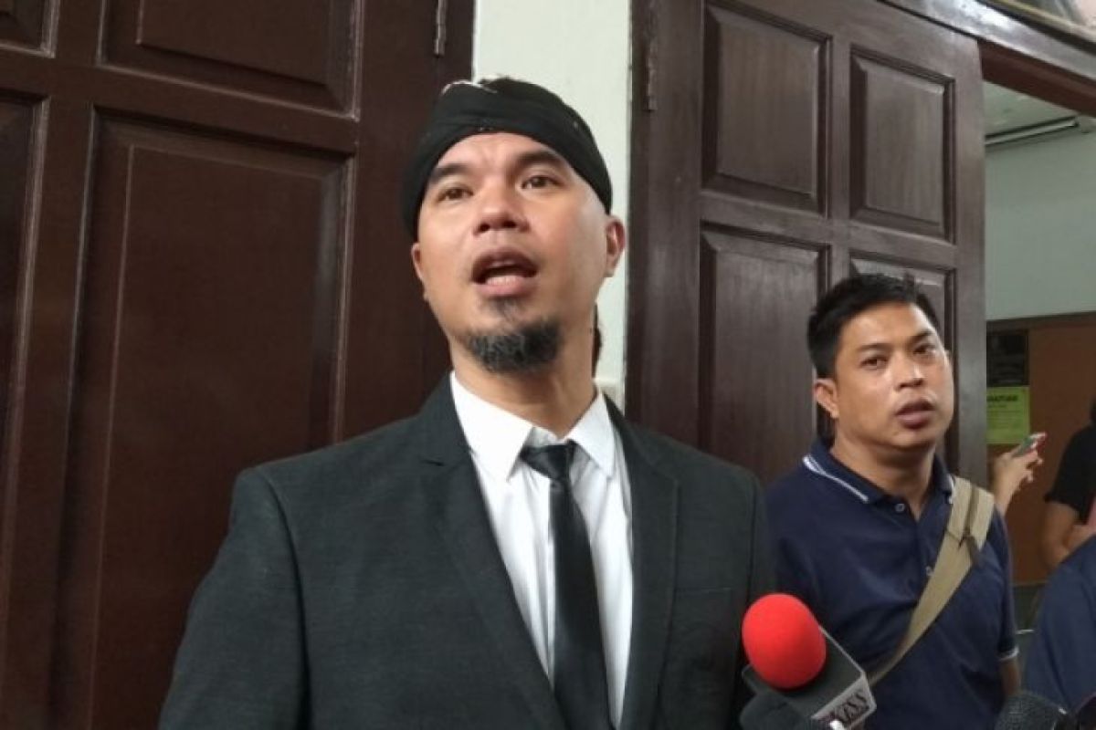 Ahmad Dhani tampil necis blangkonan hadiri sidang