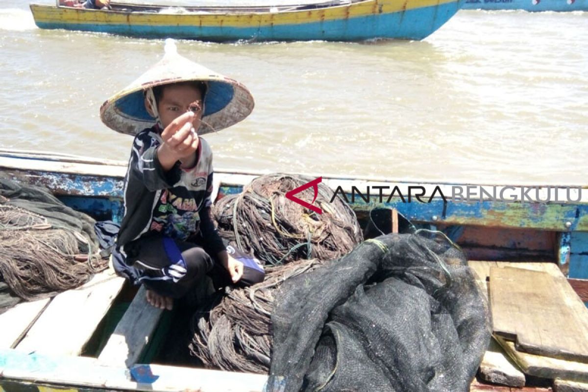 Nelayan Mukomuko pertanyakan asal limbah cemari laut