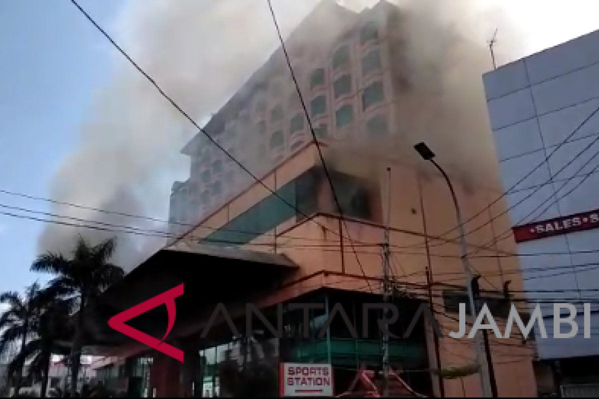 Hotel Novita Jambi terbakar (video)