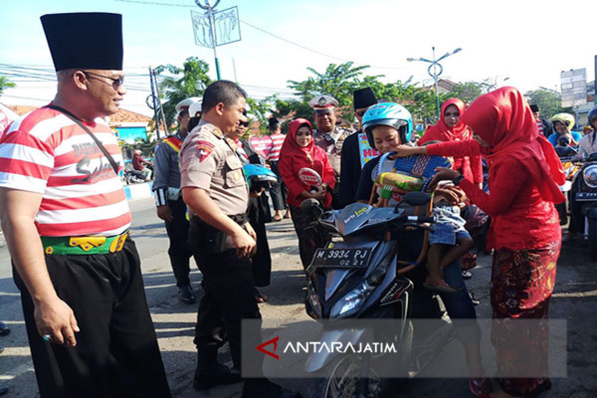 Polwan Sampang Bagikan Helm di Hari Kartini (Video)