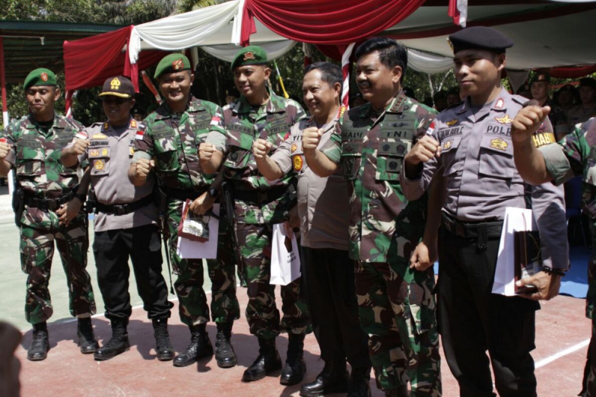 Panglima TNI - Kapolri tinjau Entikong