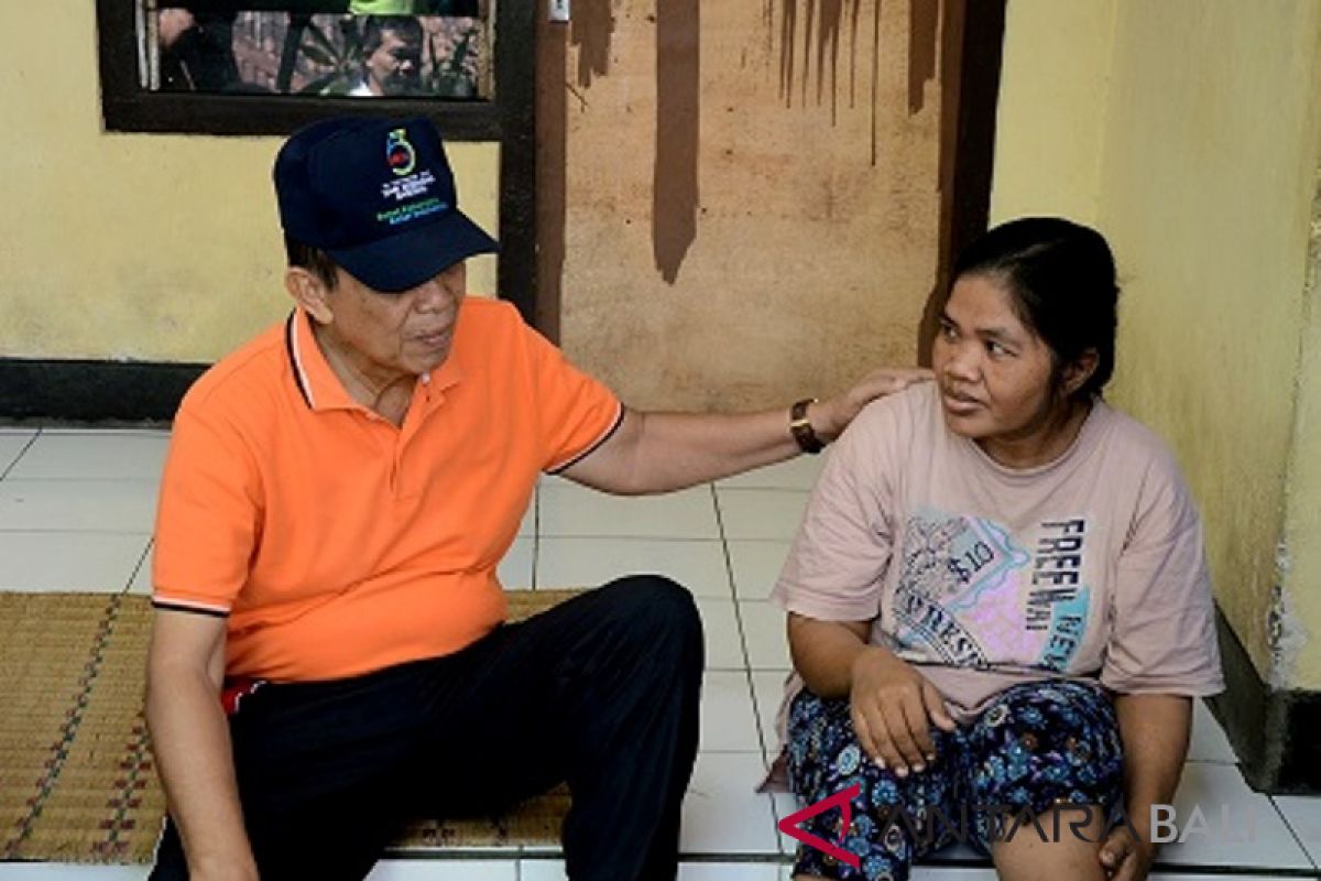 Pastika kunjungi penerima bantuan bedah rumah dari Klungkung