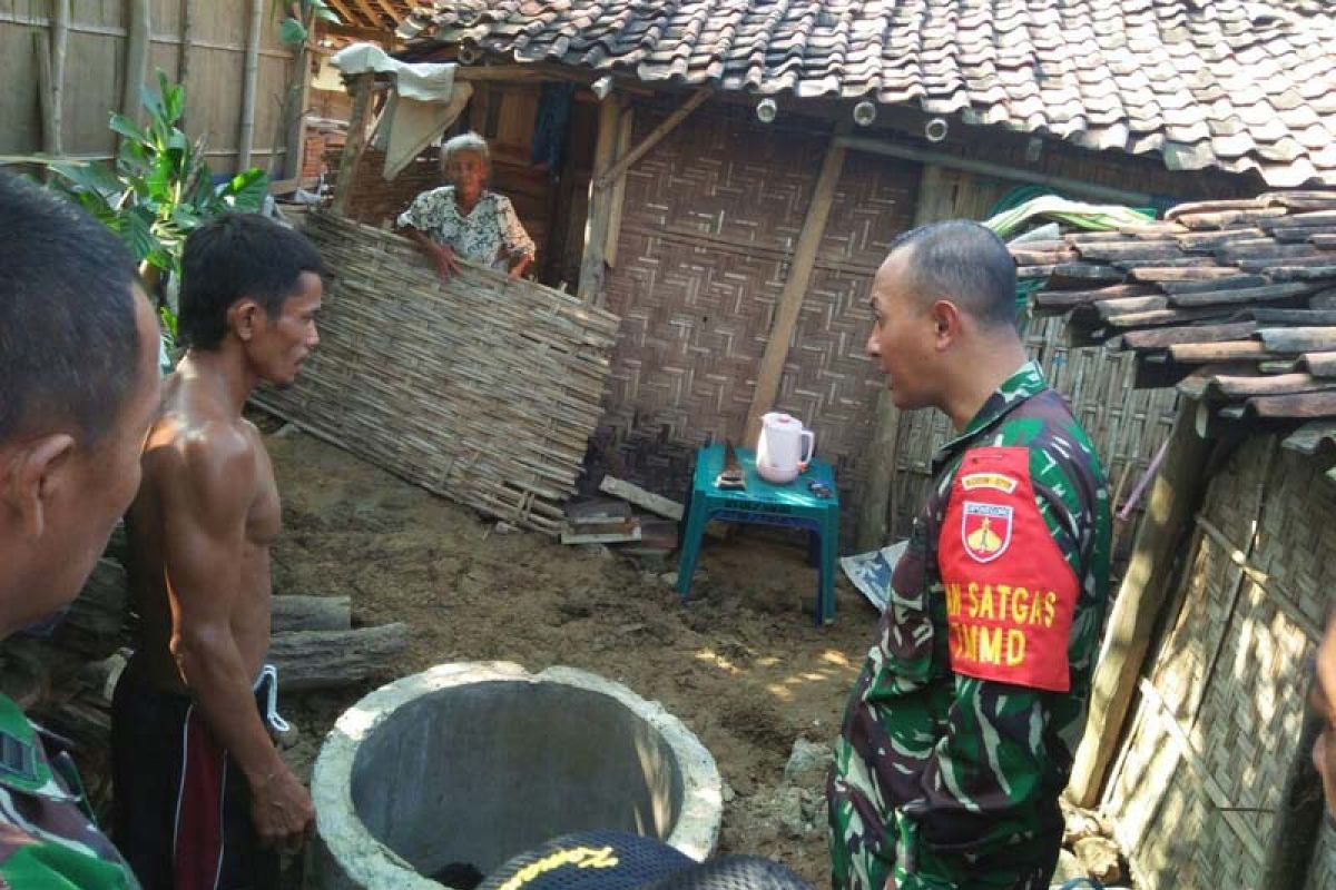 Kodim Pati bangunkan jamban warga