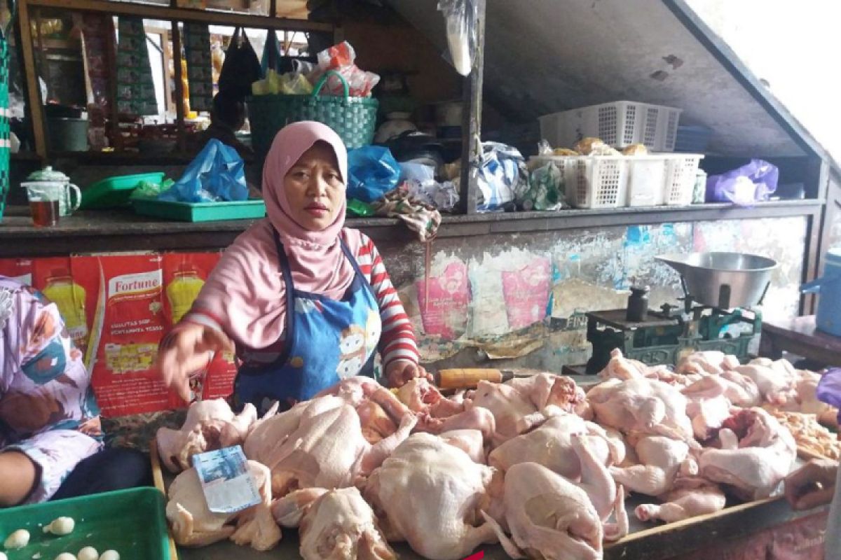 Pemkot Surakarta berupaya turunkan harga daging ayam
